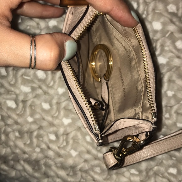 Michael Kors wristlet - Picture 4 of 4